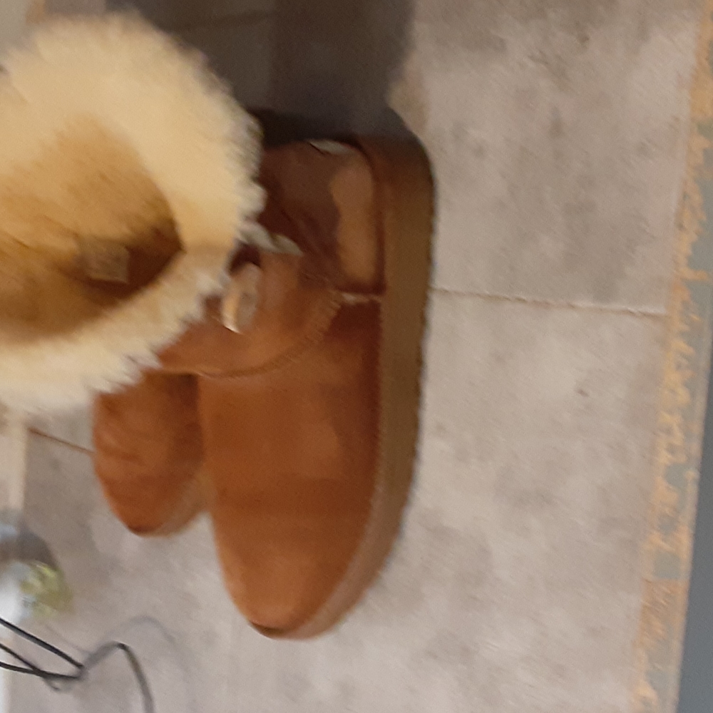 UGG size 8 - Picture 1 of 5